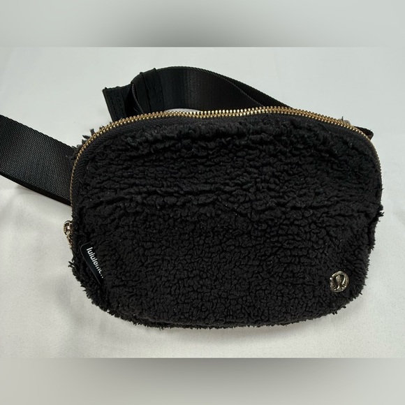 lululemon athletica Black Sherpa Crossbody Belt Bag - Picture 16 of 16